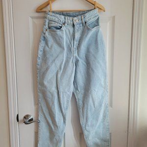 H&M Mom High Ankle Jeans in Extra Light Blue
